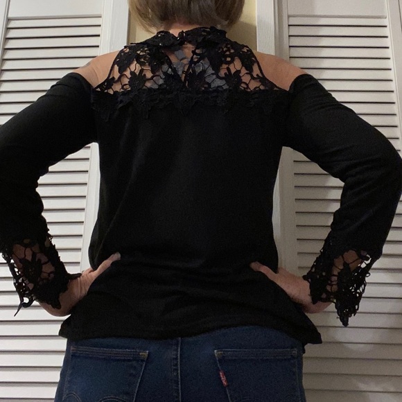 🌷3/$25🌷 Ladies cold shoulder top - Picture 3 of 6